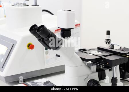 Advanced material testing. Macchine e attrezzature per il materiale di laboratorio. Analisi della microstruttura. Test di microdurezza. Foto Stock