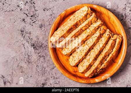 Fresche a fette di tempeh raw, Indonesiano tradizionale cibo fatto da semi di soia. Foto Stock