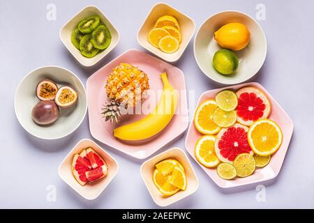 Frutti Tropicali e intere fette su piastre, vista dall'alto. Foto Stock