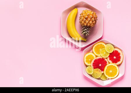 Frutti Tropicali e intere fette su piastre, vista dall'alto. Foto Stock