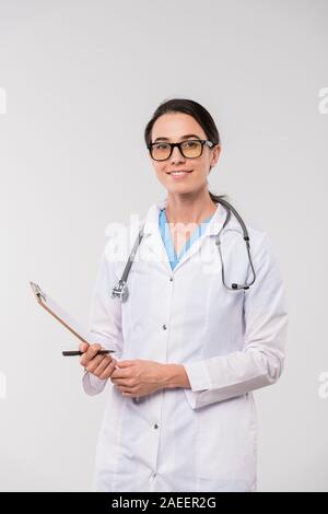 Giovani donne medico in uniforme medica e occhiali in piedi in isolamento Foto Stock