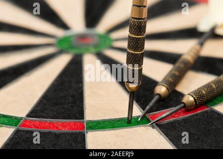 Dartboard con frecce close up Foto Stock