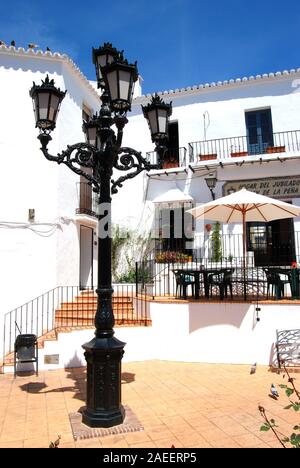 Ristorante con un ornato lampione in primo piano, Mijas, provincia di Malaga, Andalusia, Spagna, Europa occidentale. Foto Stock