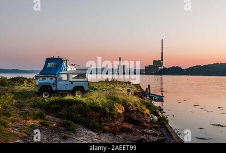 Aghada, Cork, Irlanda. 08 Maggio, 2019. Il primo dei ceppi di luce del mattino si accendono le rive del fiume Lee e la ESB stazione di generazione a Agh Foto Stock