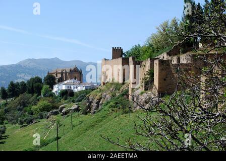 Vista lungo la città vecchia parete verso lo Spirito Santo la Chiesa, Ronda, provincia di Malaga, Andalusia, Spagna, Europa Foto Stock