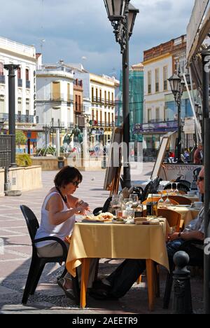 Paio di relax presso un ristorante all'aperto nella Plaza de Socorro, Ronda, provincia di Malaga, Andalusia, l'Europa. Foto Stock