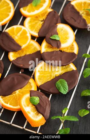 Immagine della casalinga arancia candita immersi nel cioccolato con menta fresca Foto Stock