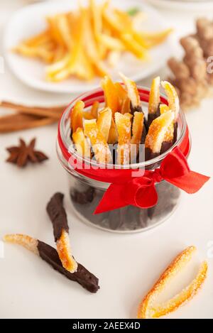 Immagine di in casa di scorza d'arancia candita alcuni pezzi immersi nel cioccolato Foto Stock