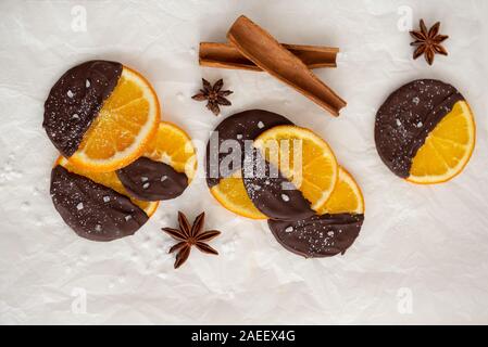 Immagine della casalinga arancia candita immersi nel cioccolato. Foto Stock