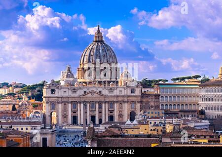 La Basilica di San Pietro, una delle più grandi chiese del mondo e principali attrazioni di Roma situato nella città del Vaticano. Foto Stock