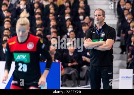 Kumamoto, Giappone. 09Dec, 2019. Pallamano, donne: WM 2019, girone principale, gruppo 1, settima giornata, Germania - Serbia, allenatore Henk Groener dalla Germania. Credito: Marco Wolf/Wolf-sportfoto/Marco Wolf/dpa/Alamy Live News Foto Stock