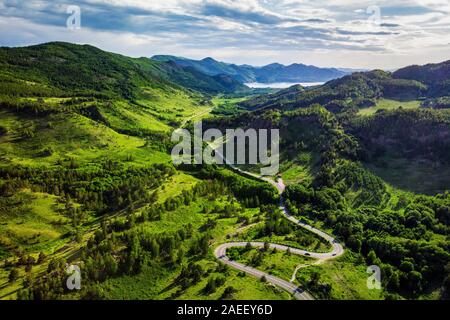 Montagna strada a serpentina per il lago Zhasybay. Sunny estate meteo. Bayanaul Parco Nazionale. Il Kazakistan. Foto Stock