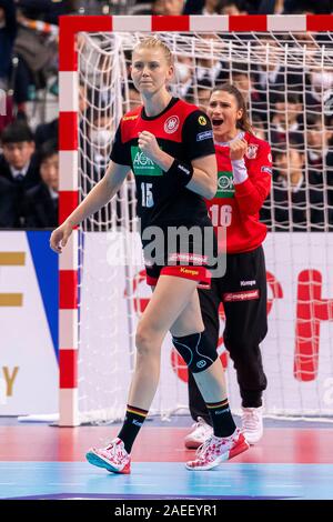 Kumamoto, Giappone. 09Dec, 2019. Pallamano, donne: World Cup 2019, girone principale, gruppo 1, settima Giornata, Germania - Serbia. Kim Naidzinavicius (l) dalla Germania e portiere Isabell Roch dalla Germania sono felice. Credito: Marco Wolf/Wolf-sportfoto/Marco Wolf/dpa/Alamy Live News Foto Stock