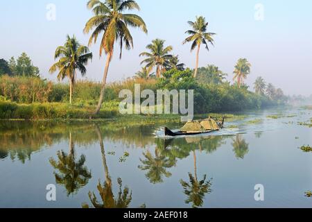 Il trasporto di sabbia nel paese barca, Kuttanad, Kumarakom Kerala, India, Asia Foto Stock