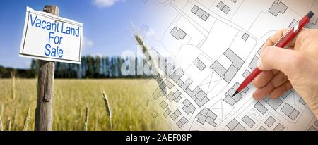 Pubblicità Cartello in metallo in una scena rurale con terreno vacante per la vendita scritto su di esso e di un immaginario mappa catastale del territorio con edifici, campo Foto Stock