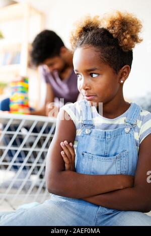 Poco rebelious ragazza è in conflitto con la famiglia. Problemi familiari. Intemperanze sociale. Foto Stock