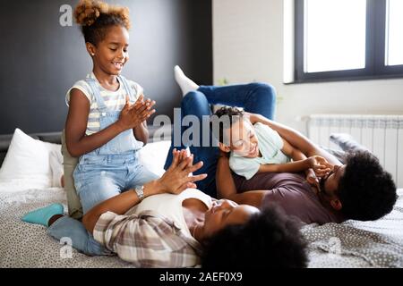 Famiglia giovane essere giocoso e divertente trascorrere del tempo insieme a casa Foto Stock