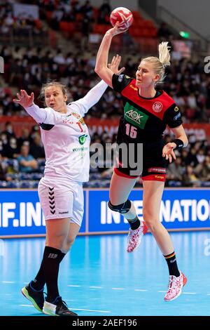 Kumamoto, Giappone. 09Dec, 2019. Pallamano, donne: World Cup 2019, girone principale, gruppo 1, settima Giornata, Germania - Serbia. Dragana Cvijic (l) dalla Serbia e Kim Naidzinavicius dalla Germania in azione. Credito: Marco Wolf/dpa/Alamy Live News Foto Stock