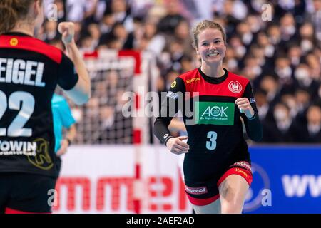 Kumamoto, Giappone. 09Dec, 2019. Pallamano, donne: World Cup 2019, girone principale, gruppo 1, settima Giornata, Germania - Serbia. Maren Weigel (l) dalla Germania e Amelie Berger dalla Germania allegria. Credito: Marco Wolf/dpa/Alamy Live News Foto Stock