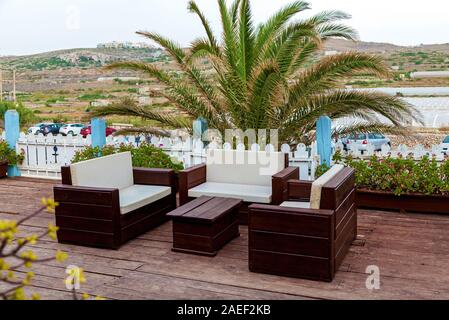 Bellissima zona relax con divani confortevoli sullo splendido sfondo. Foto Stock