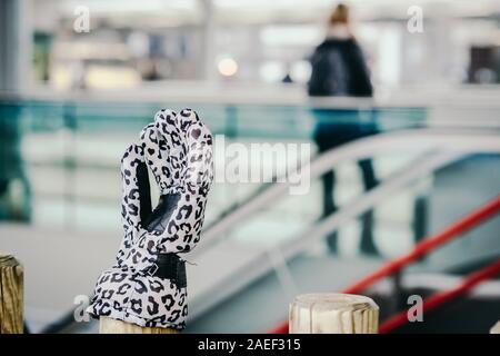 Lost in bianco e nero guanto su un palo in corrispondenza di una stazione ferroviaria a Zwolle, Paesi Bassi Foto Stock