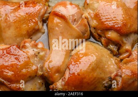 Sfondo di close-up cotto in casa i pezzi di pollo con salsa di soia e spezie Foto Stock