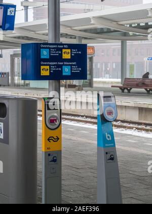 I mezzi di trasporto pubblici chip card poli a Zwolle stazione ferroviaria di Zwolle, Paesi Bassi Foto Stock