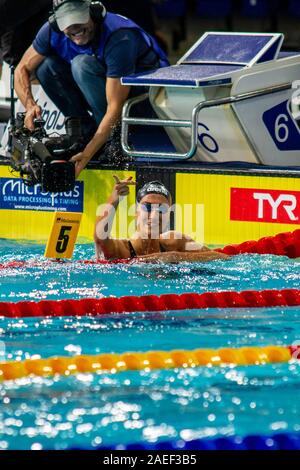 Glasgow, Regno Unito. 08 Dic, 2019. Simona Quadarella d'Italia festeggia dopo aver vinto l'oro nei 400 metri femminili freestyle finale durante il giorno 5 dell'LEN European Short Course Swimming Championships 2019 a Tollcross International centro nuoto. Credito: SOPA Immagini limitata/Alamy Live News Foto Stock