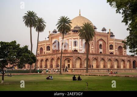 New Delhi, India - 7 Dicembre 2019: la folla di turisti divertiti a esplorare la tomba Humayans antico complesso e rovine Foto Stock