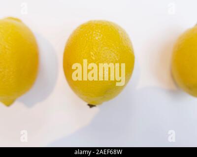 Immagine dettagliata di limone fresco con altri due sui lati Foto Stock