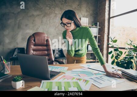 Ritratto di lei bella attraente esperto esperto professionale focalizzato ragazza agente analista broker di preparare una relazione finanziaria ricerca a Foto Stock