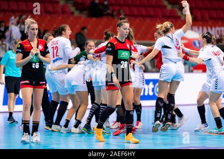 Kumamoto, Giappone. 09Dec, 2019. Pallamano, donne: World Cup 2019, girone principale, gruppo 1, settima Giornata, Germania - Serbia. Mia Zschocke (anteriore, l-r) dalla Germania e Emily Bölk dalla Germania passare il tifo team serbo ha deluso. Credito: Marco Wolf/dpa/Alamy Live News Foto Stock