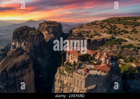 Vista aerea dal monastero di Varlaam sulla sommità di una rupe in Meteora vicino Kalabaka, Trikala, Grecia Foto Stock