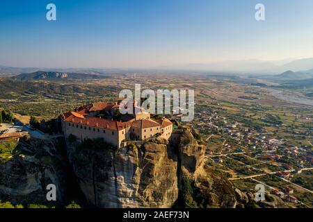 Vista aerea dal monastero di Santo Stefano in cima alla scogliera di Meteora vicino Kalabaka, Trikala, Grecia Foto Stock