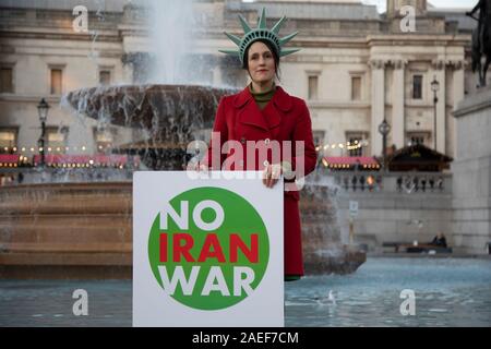 Donna vestita come la Statua della Libertà con nessuna guerra Iran cartellone al No al Trump, no alla NATO, Hands off la nostra dimostrazione di NHS il 3 dicembre 2019 a Londra, Regno Unito. Donald Trump è in visita a Londra o con la NATO Capi di Stato al vertice in occasione del settantesimo anniversario dell'organizzazione, che la regina sarà che ospita la reception per i leader della NATO a Buckingham Palace. Nel frattempo, vi è il timore che Boris Johnson e Donald Trump sarà in discussione circa l'apertura del sistema NHS per aziende US. Gli organizzatori sono stati insieme contro Trump che è una collaborazione tra l'arresto della coalizione vincente e S Foto Stock