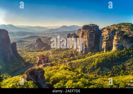 Vista aerea dal monastero Rousanou sulla sommità di una rupe in Meteora vicino Kalabaka, Trikala, Grecia Foto Stock