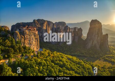 Vista aerea dal monastero Rousanou sulla sommità di una rupe in Meteora vicino Kalabaka, Trikala, Grecia Foto Stock