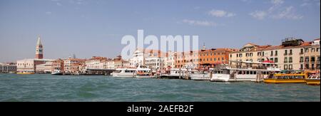 Vista della Basilica di San Giogio Maggiore a Venezia (Italia) nel giorno d'estate. Bella e una splendida vista. Foto Stock