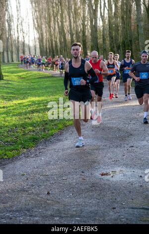 Milton Keynes inverno mezza maratona al Lago Willen showground Foto Stock