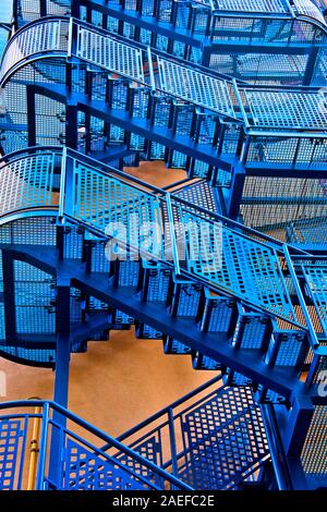 dettaglio di una scala esterna blu su un edificio giallo Foto Stock