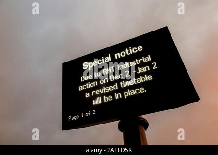 Una bacheca a Clapham Junction avverte di una revisione del calendario di treno in seguito un altro RMT battere su una bacheca elettronica Foto Stock