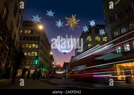 Belle le luci di Natale all'angolo di Conduit Street, Old Bond Street e Bruton Street Foto Stock