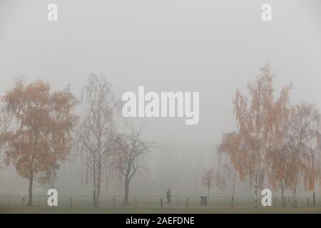 Assunzione di esercizio su un nebbioso inverno di giorno Foto Stock