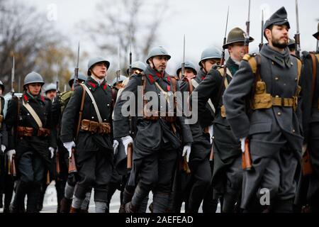 Bucarest, Romania - 01 dicembre, 2019: la guerra mondiale I reenactors con le loro attrezzature prendere parte alla nazionale rumena giorno parata militare. Foto Stock