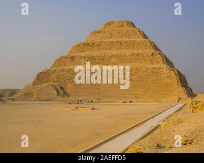 Piramide di Djoser (comunemente noto come il passo piramide a Saqqara, a sud del Cairo, Egitto Foto Stock