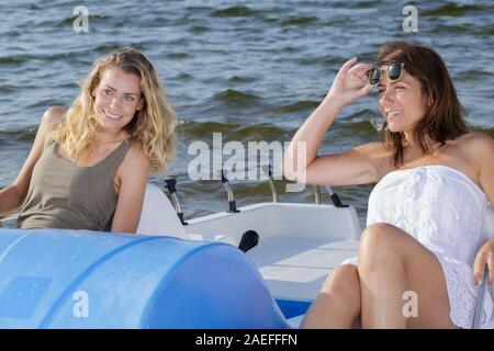 Donne su una barca del pedale Foto Stock