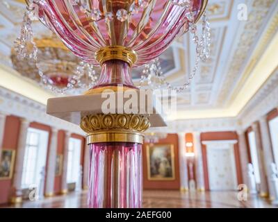 Interno del Grand Palace in Kuskovo; Caterina sala cerimoniale; sala da ballo; la cultura russa e Patrimonio; Crystal lampada da terra Foto Stock