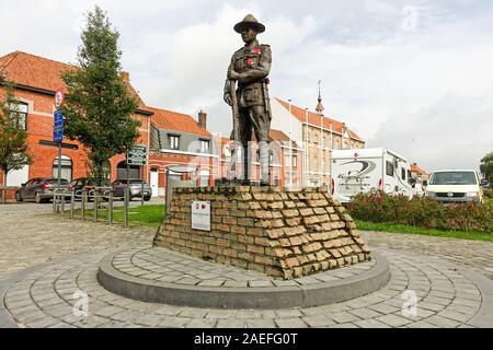 Questa statua in Messines, Belgio, è intitolata la Nuova Zelanda soldato, da Jan Dieusaert, è noto localmente come 'ergeant Kiwi". Foto Stock