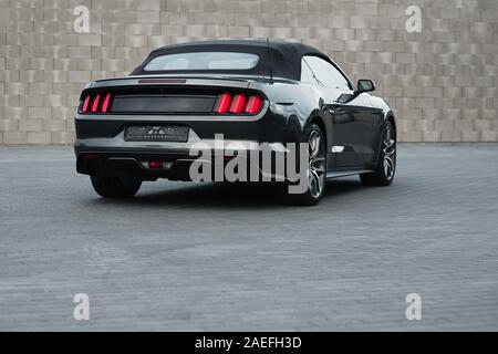 Grigio american muscle car Ford Mustang GT con modifiche alnone permanente al city mall parcheggio. Foto Stock