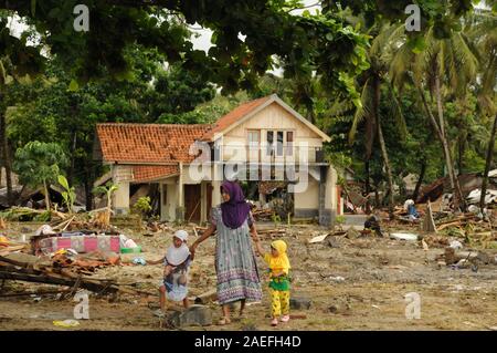 Le vittime dello Tsunami raccoglie elementi da una casa danneggiata nel distretto di Carita, provincia di Banten, Indonesia sul dicembre 28, 2018 Foto Stock